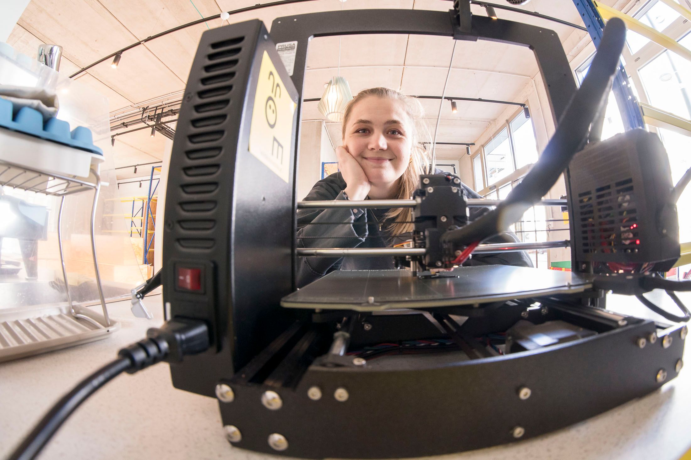 Im Spielzeuggeschäft "wildes böckle" in Wien-Leopoldstadt druckt Inhaberin Rafaela Kathan-Kupfner Ersatzteile für Spielzeuge.