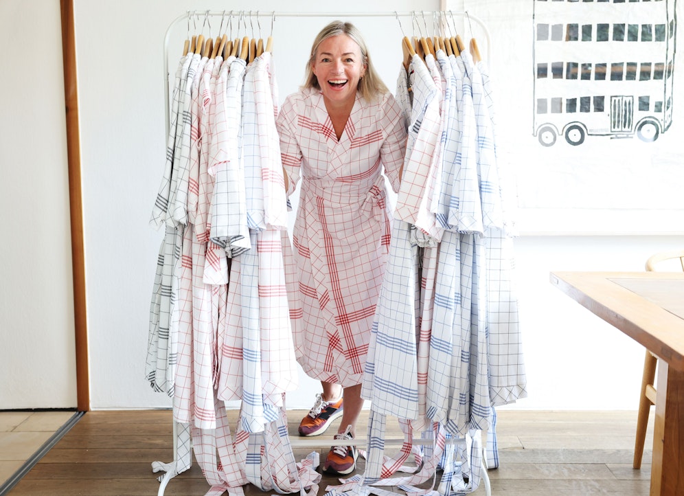 Alexandra Palla in ihrem Element: Die Wienerin hat sich mit einem Online-Label selbstständig gemacht, verkauft Mode im bekannten Geschirrtuch-Look.