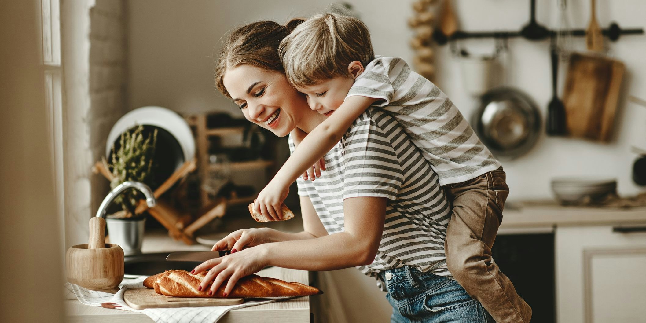 Im Bild: Eine entbindende Person mir ihrer entbundenen Person. Künftig dürfen sie aber wieder Mutter und Kind heißen.