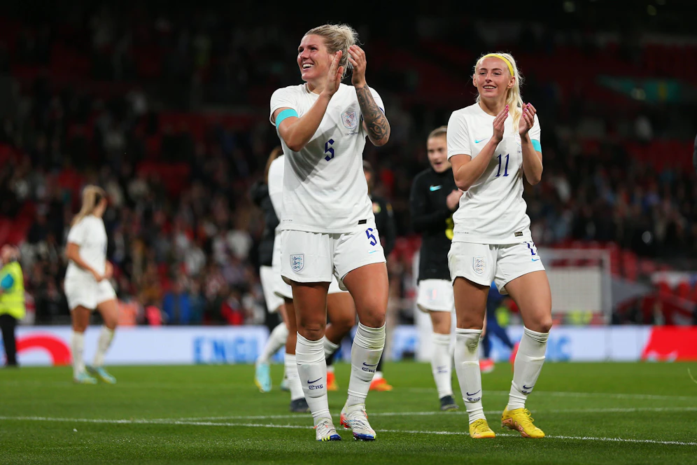 Die Three Lionesses ganz in Weiß – künftig haben diese Hosen ausgedient.