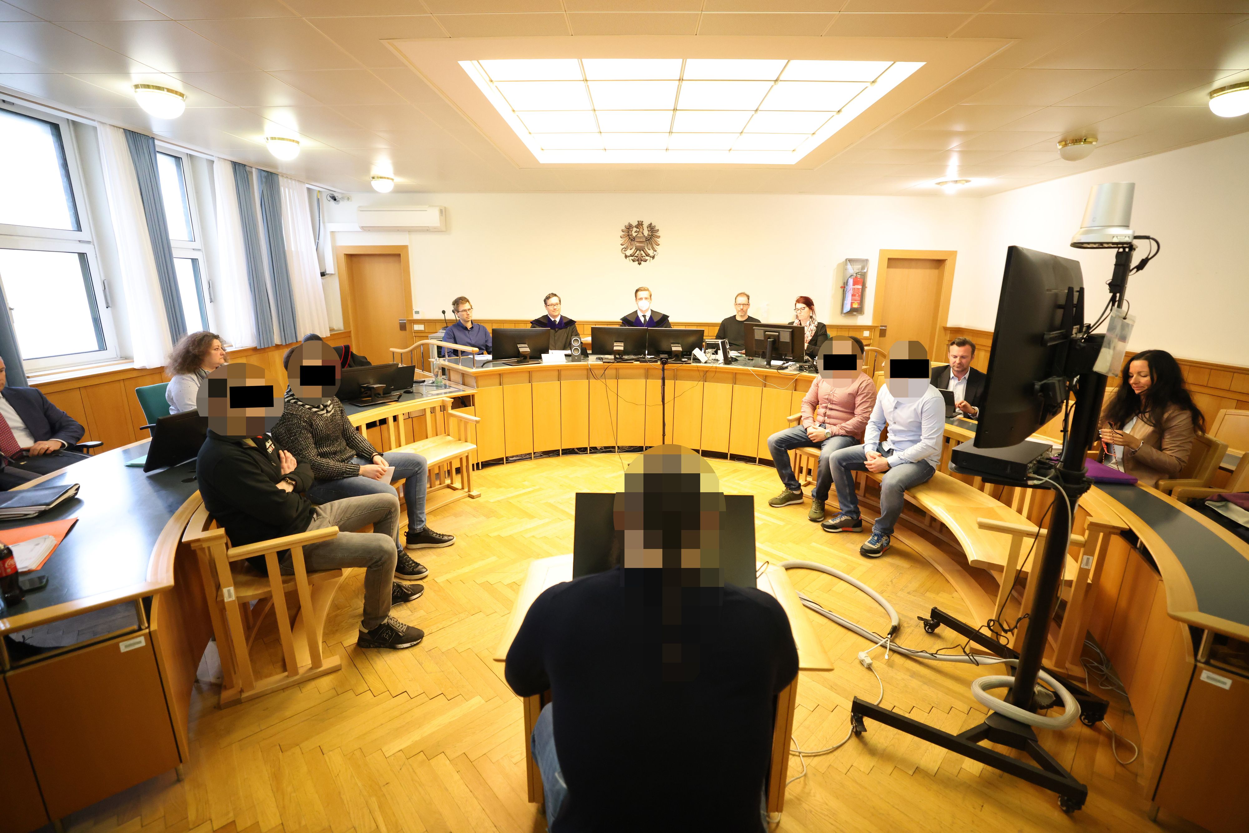 Die fünf Angeklagten vor Gericht – sie sollen Mitglieder der Balkan-Mafia sein.
