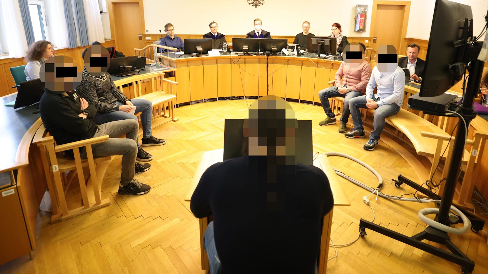 Die fünf Angeklagten vor Gericht – sie sollen Mitglieder der Balkan-Mafia sein.