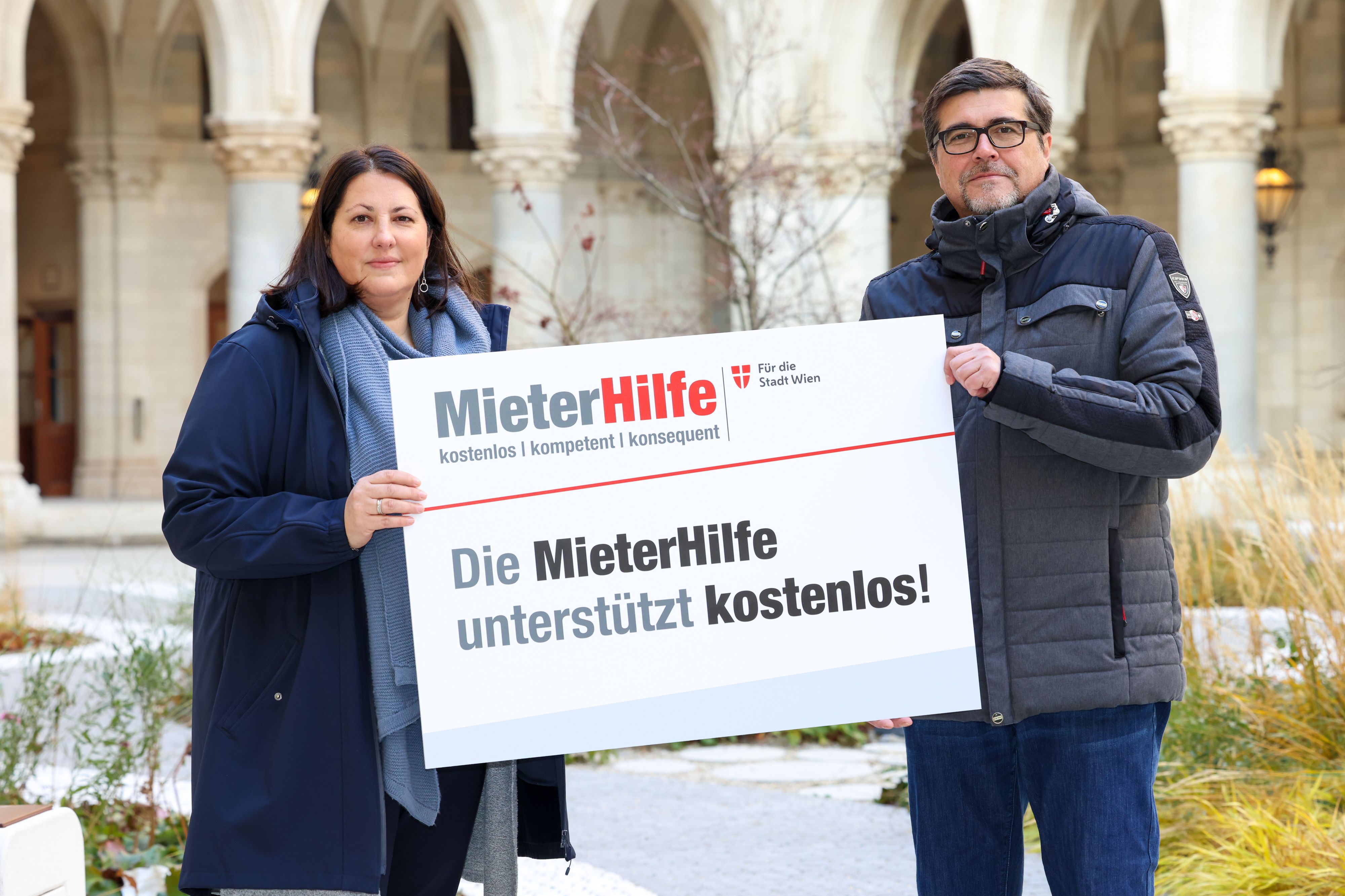 Wohnbaustadträtin Kathrin Gaál und MieterHilfe-Leiter Christian Bartok