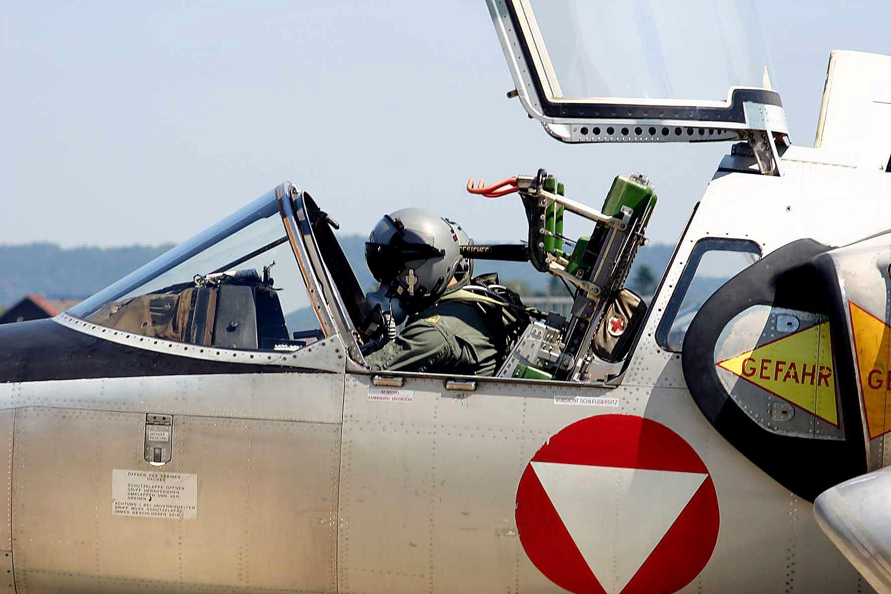 Ein Pilot der Luftwaffe im Cockpit einer Saab 105.