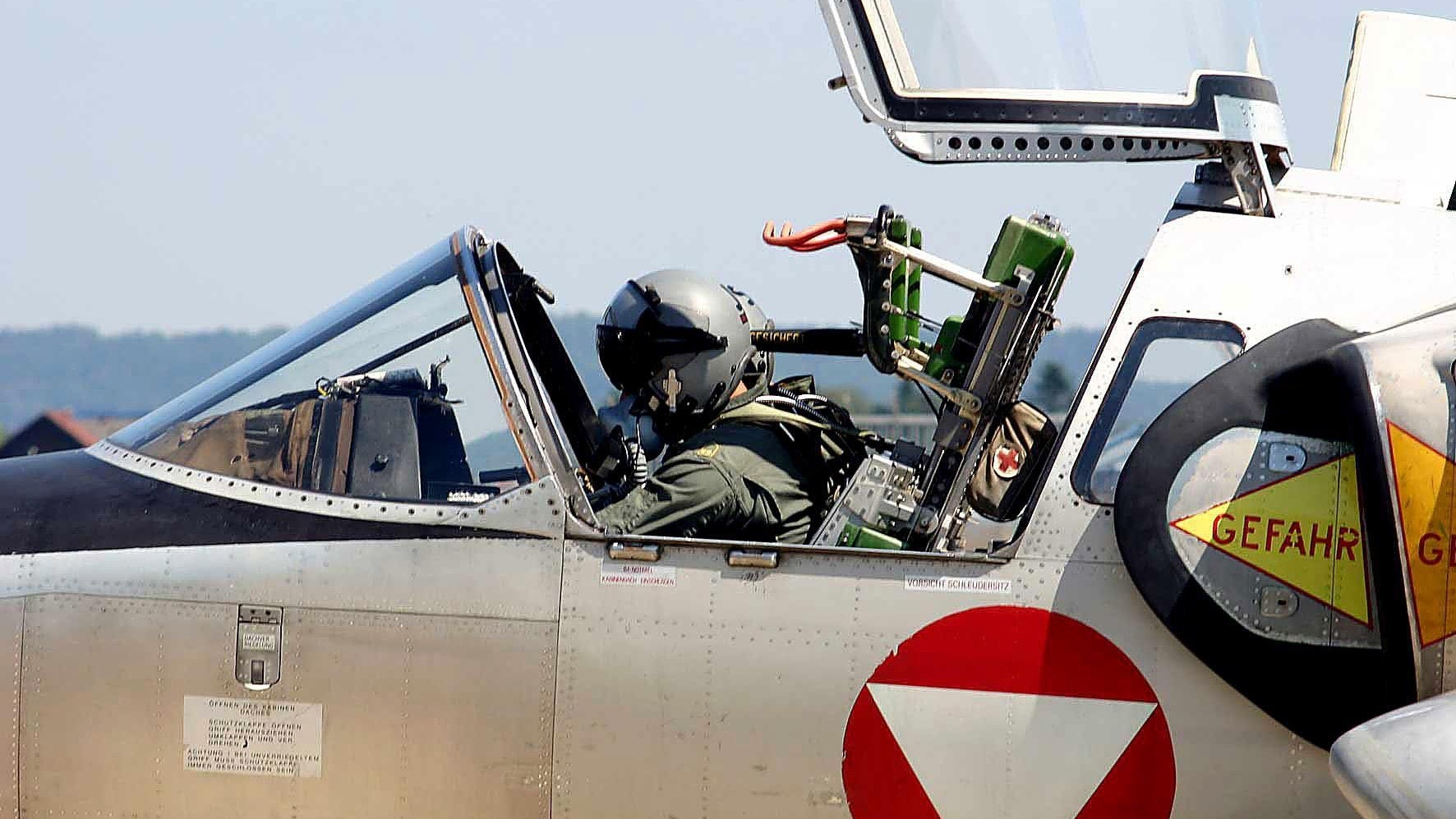 Download von www.picturedesk.com am 03.04.2023 (10:02).  Die Luftraumüberwachungsübung "Bubble 04" des Bundesheeres am 24. August 2004 im Raum Salzburg. Im Bild: ein Pilot der Luftwaffe im Cockpit einer Saab 105. - 20040824_PD1701 - Rechteinfo: Rights Managed (RM)