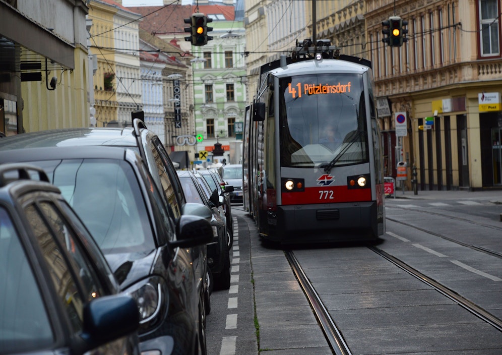 Hier geht es sich aus. Doch mehrmals täglich kommen Straßenbahnen nicht an falsch geparkten Autos vorbei. Symbolbild. 