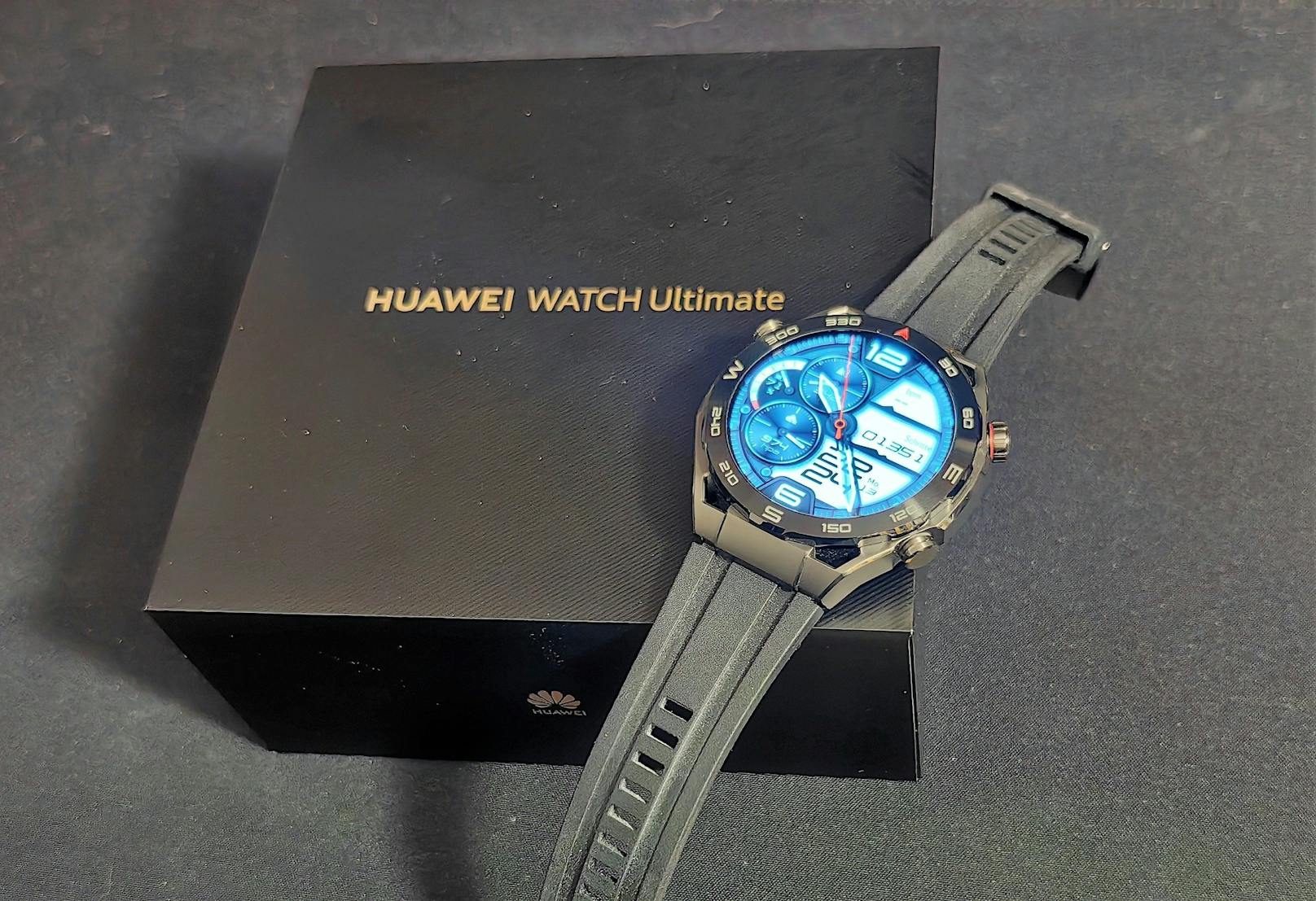 ... Watch Ultimate unterscheidet sich gleich in mehrfacher Hinsicht von den bisherigen Smartwatch-Modellen von Huawei. Mit Abmessungen von 48,5 x 48,5 x 13 Millimetern ...