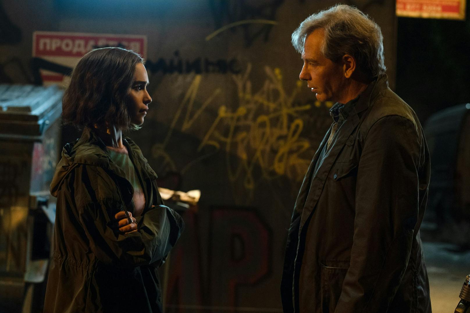 Emilia Clarke als G'iah und Ben Mendelsohn als Talos.