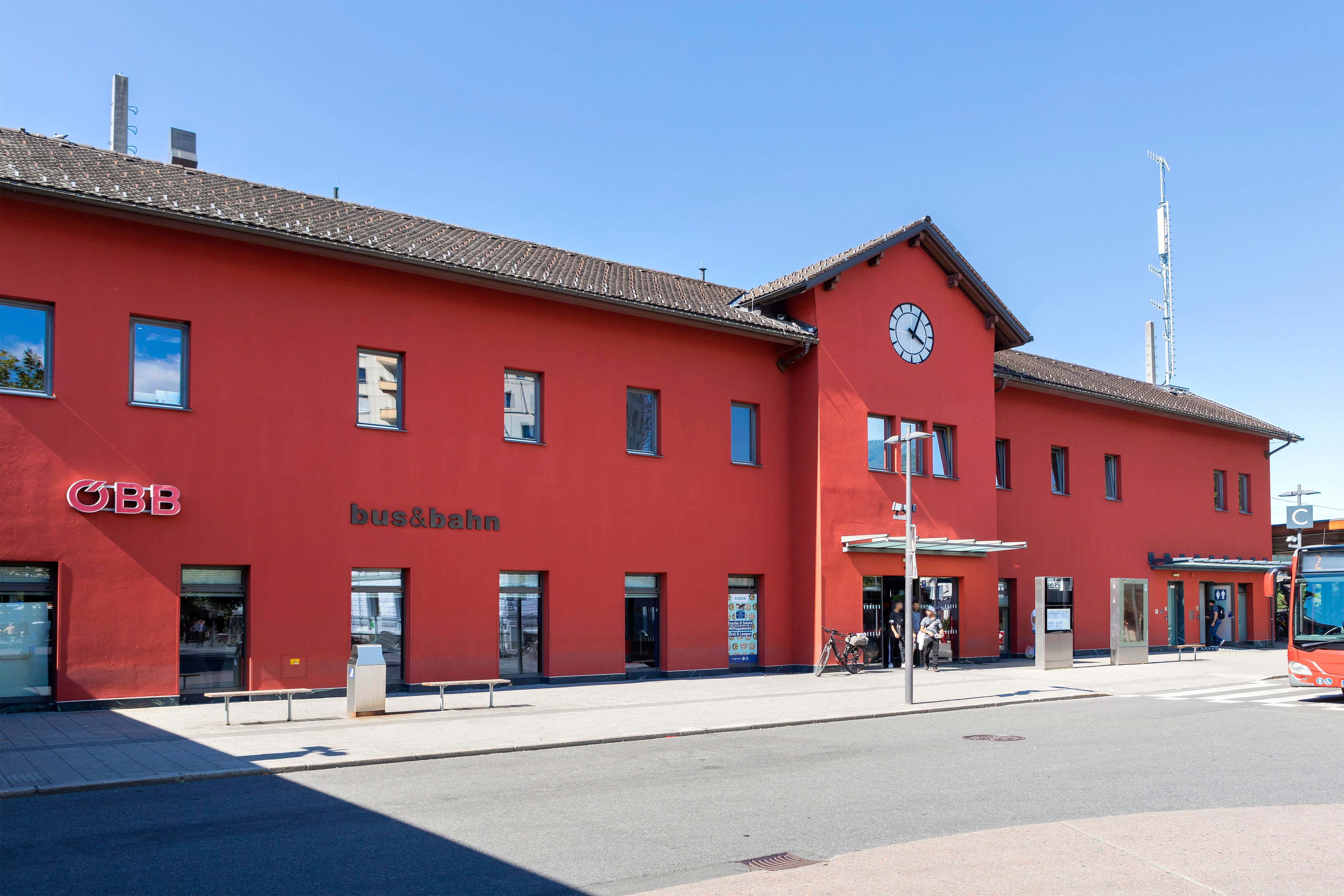 Ein 32-Jähriger wurde am Bahnhof Dornbirn lebensbedrohlich verletzt.