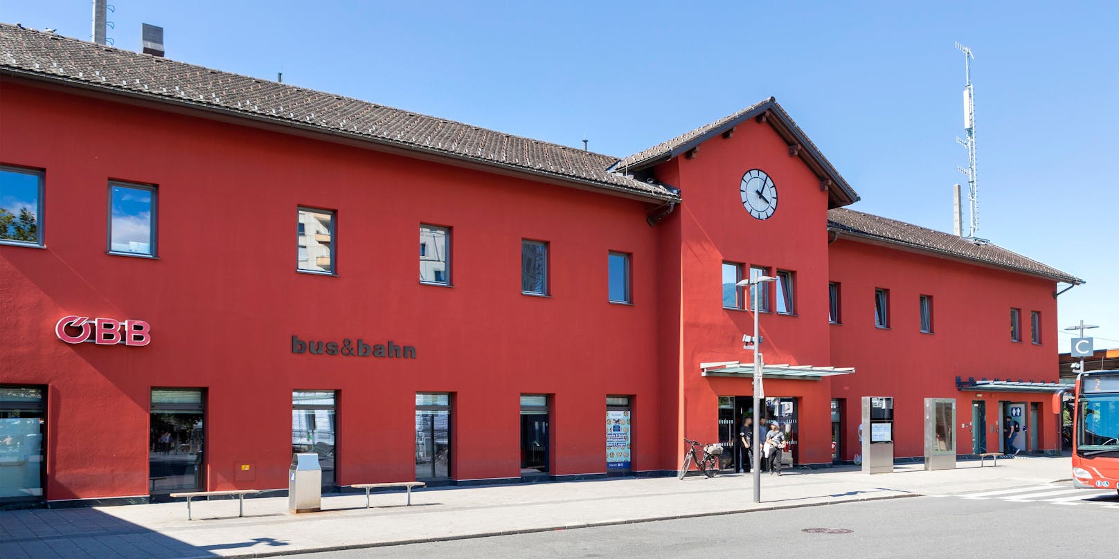 Ein 32-Jähriger wurde am Bahnhof Dornbirn lebensbedrohlich verletzt.