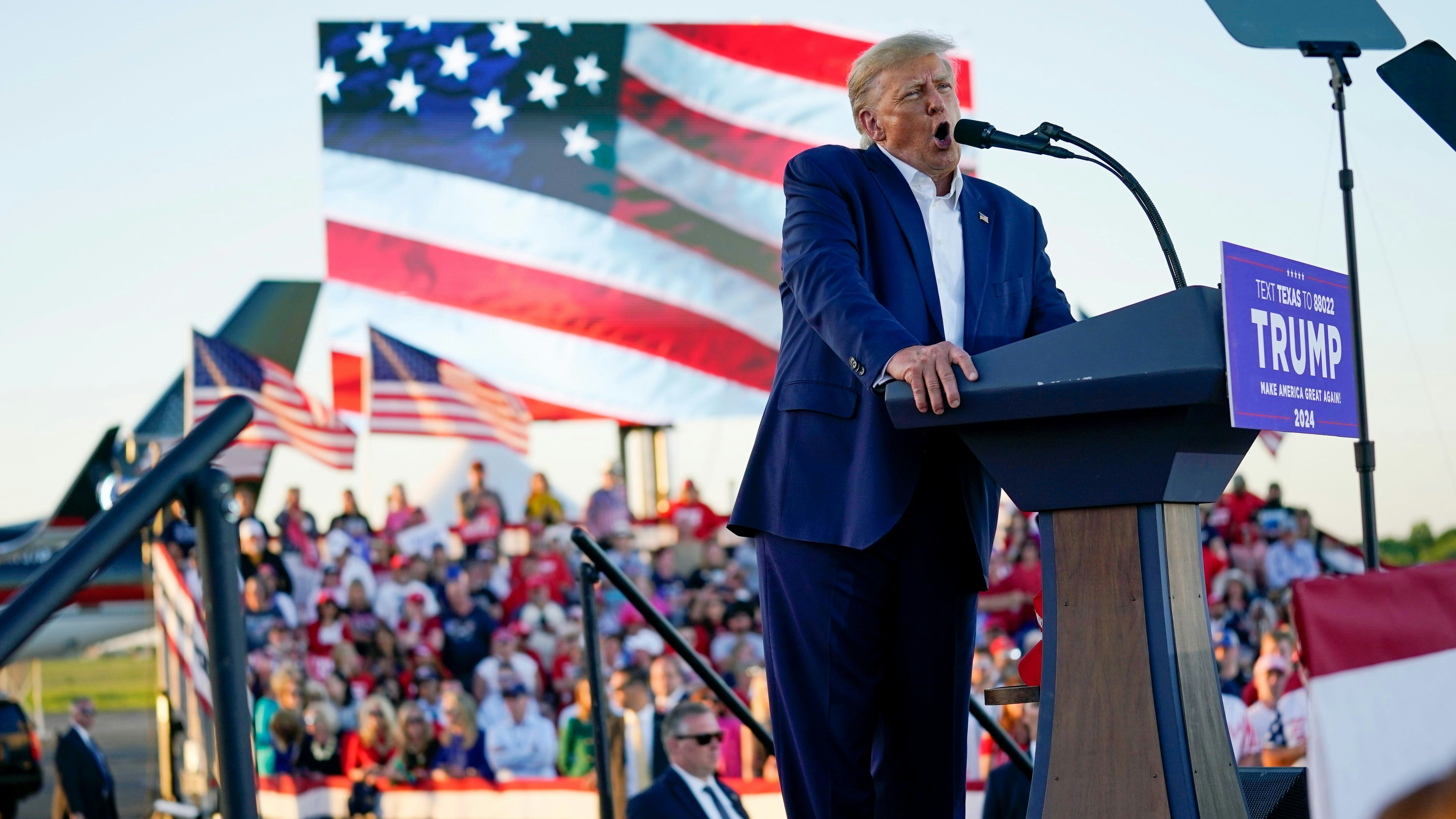 Download von www.picturedesk.com am 03.04.2023 (16:18).  Former President Donald Trump speaks at a campaign rally at Waco Regional Airport, Saturday, March 25, 2023, in Waco, Texas. (AP Photo/Evan Vucci) - 20230326_PD0271 - Rechteinfo: Rights Managed (RM)