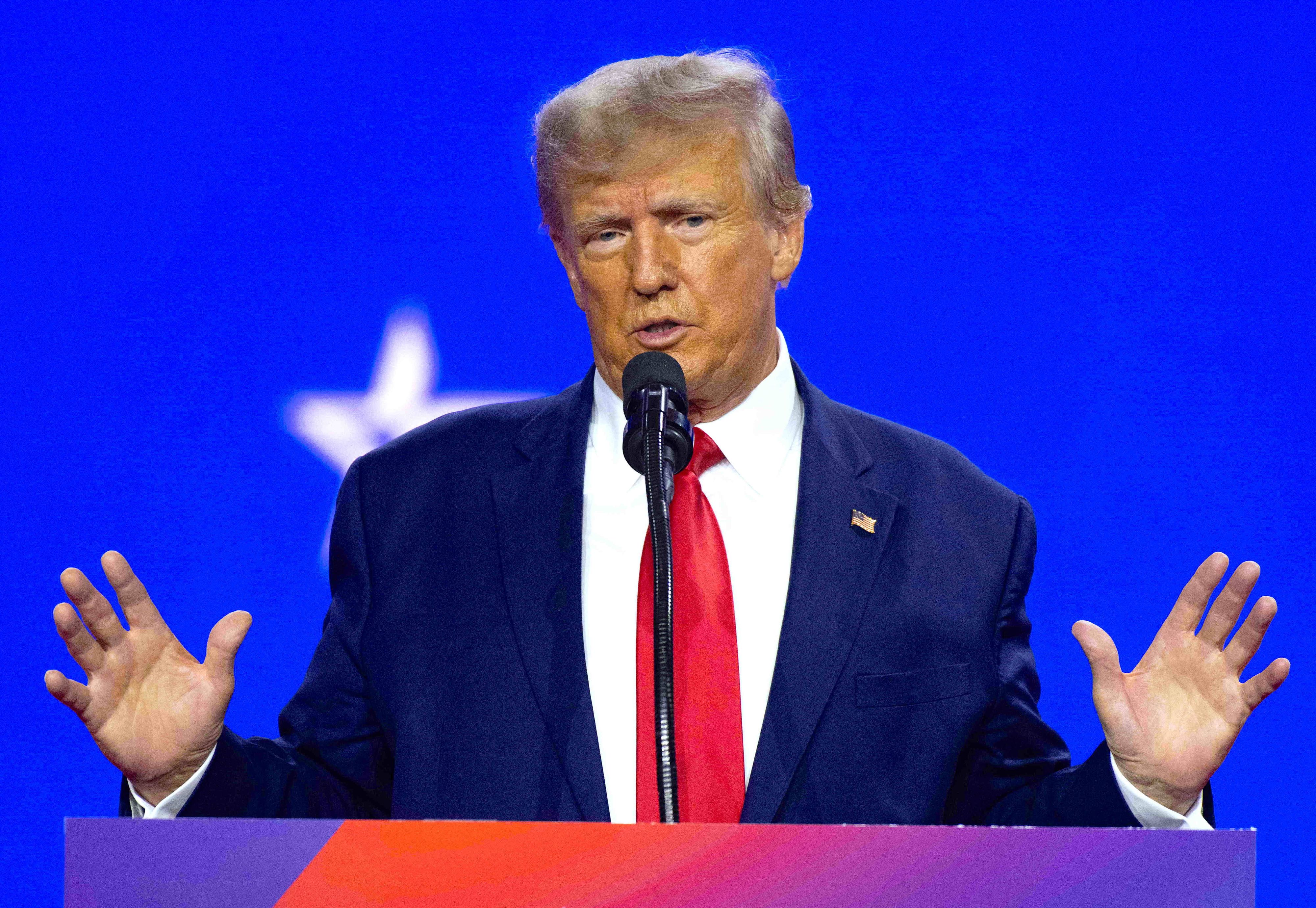 Der ehemalige US-Präsident Donald Trump muss sich am Dienstag vor Gericht verantworten.