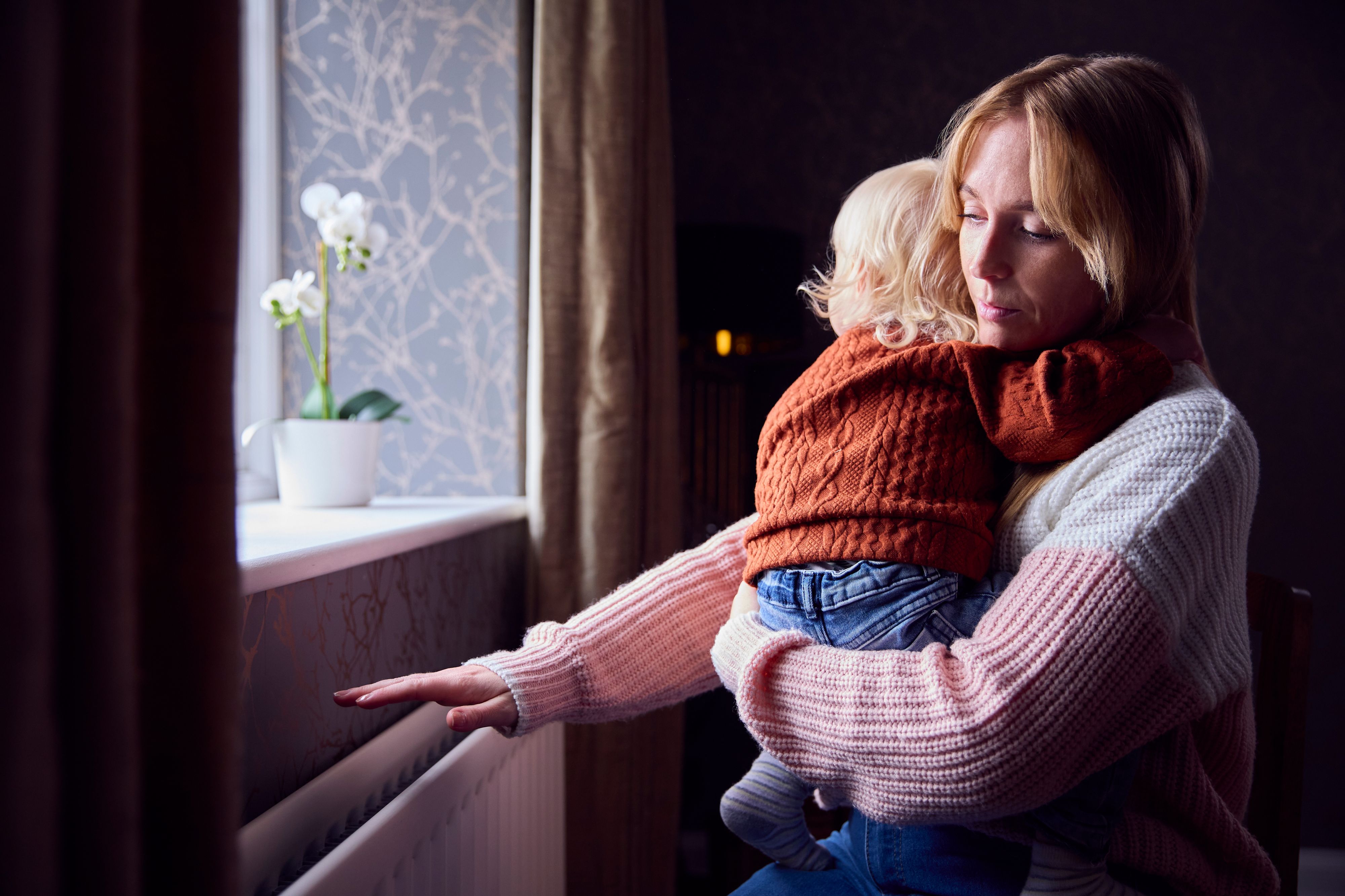Viele Familien stehen vor der Entscheidung, ob sie es ihren Kindern warm machen oder genug zu essen kochen.