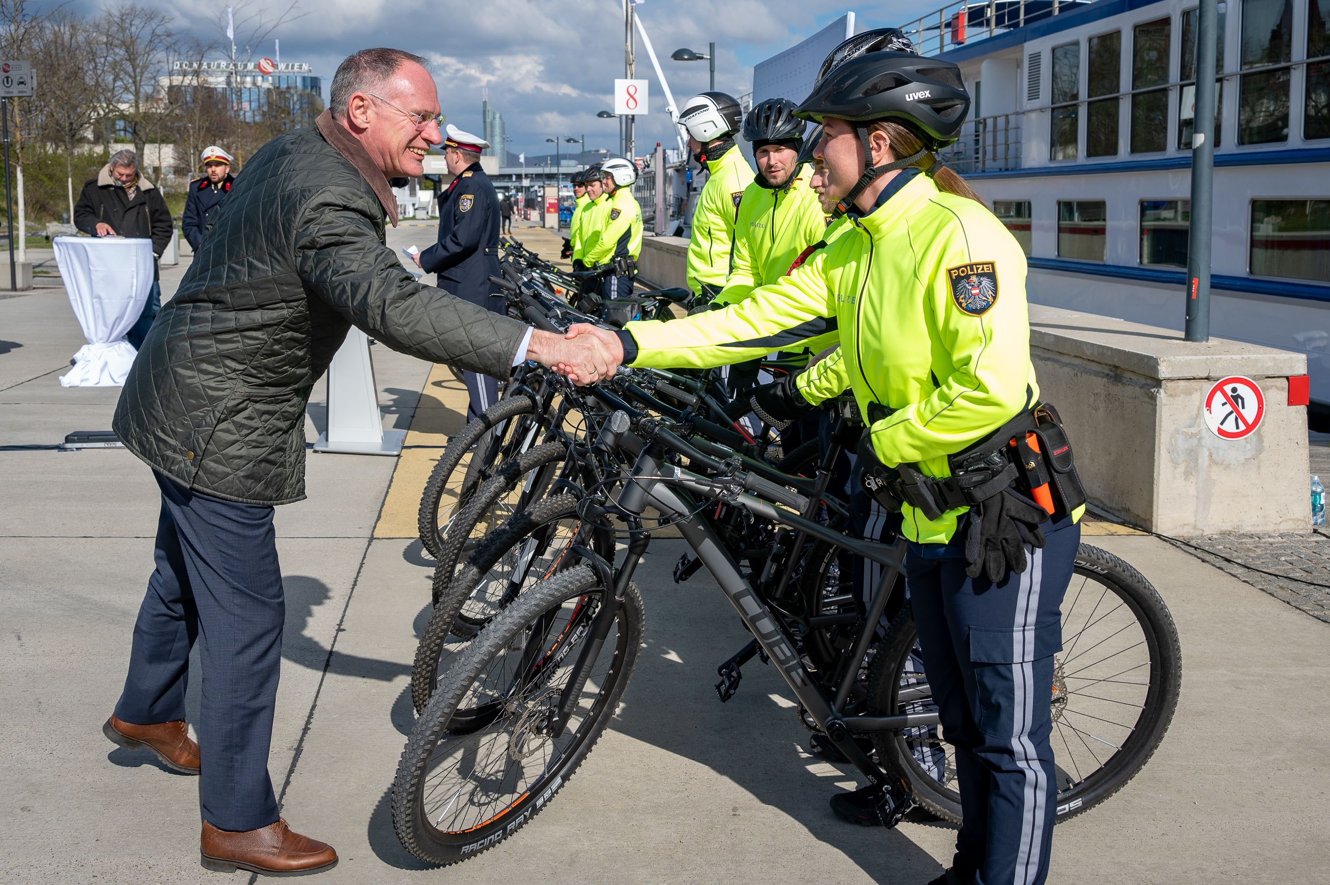 Innenminister Gerhard Karner (VP) mit Fahrradpolizisten in Wien. 