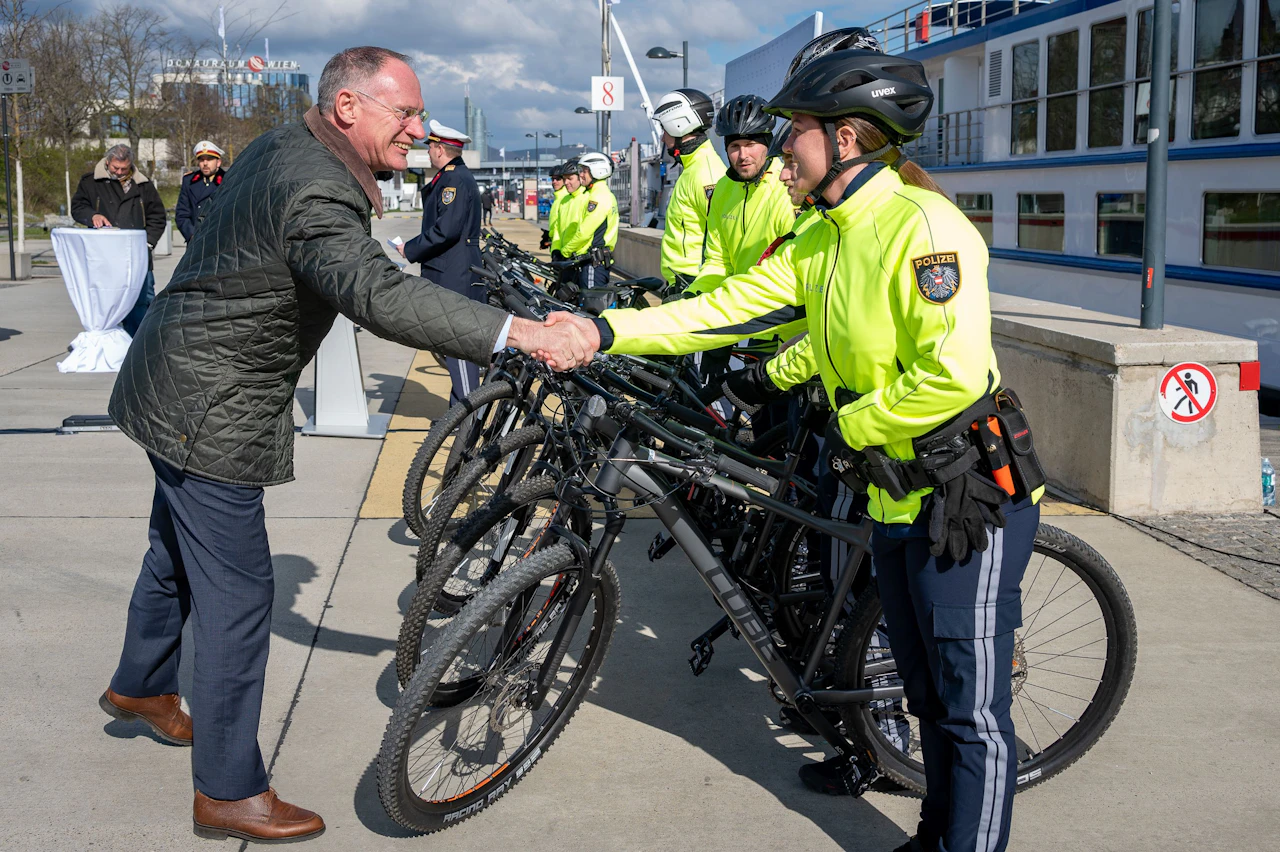 Heute.at - Fahrradpolizei kommt mit Blaulicht auch ins Burgenland