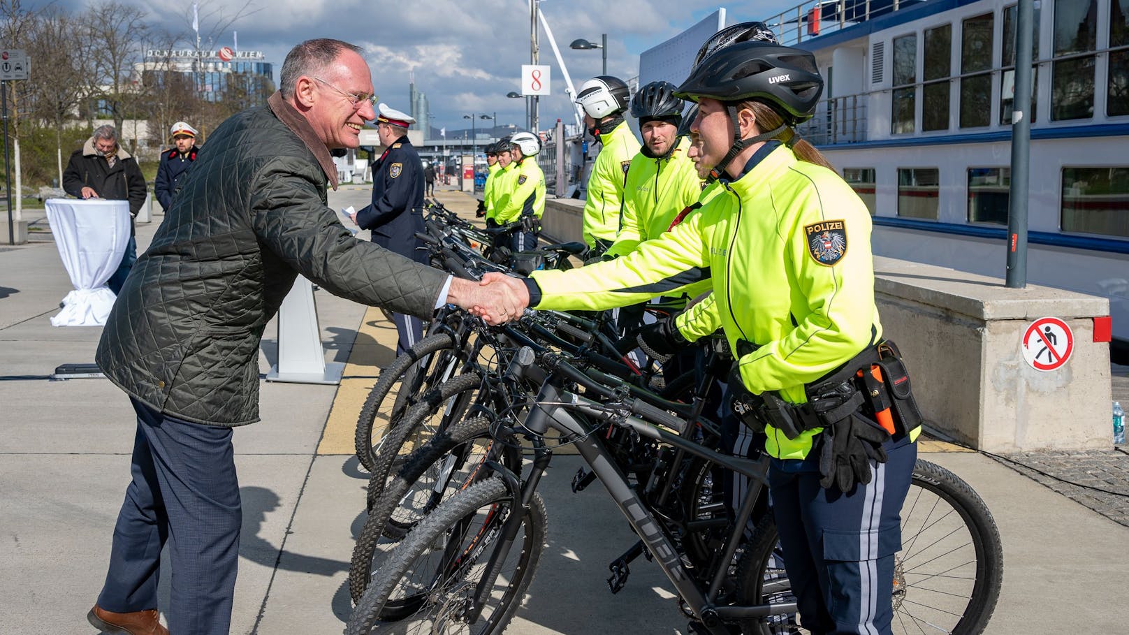 Innenminister Gerhard Karner (VP) mit Fahrradpolizisten in Wien. 