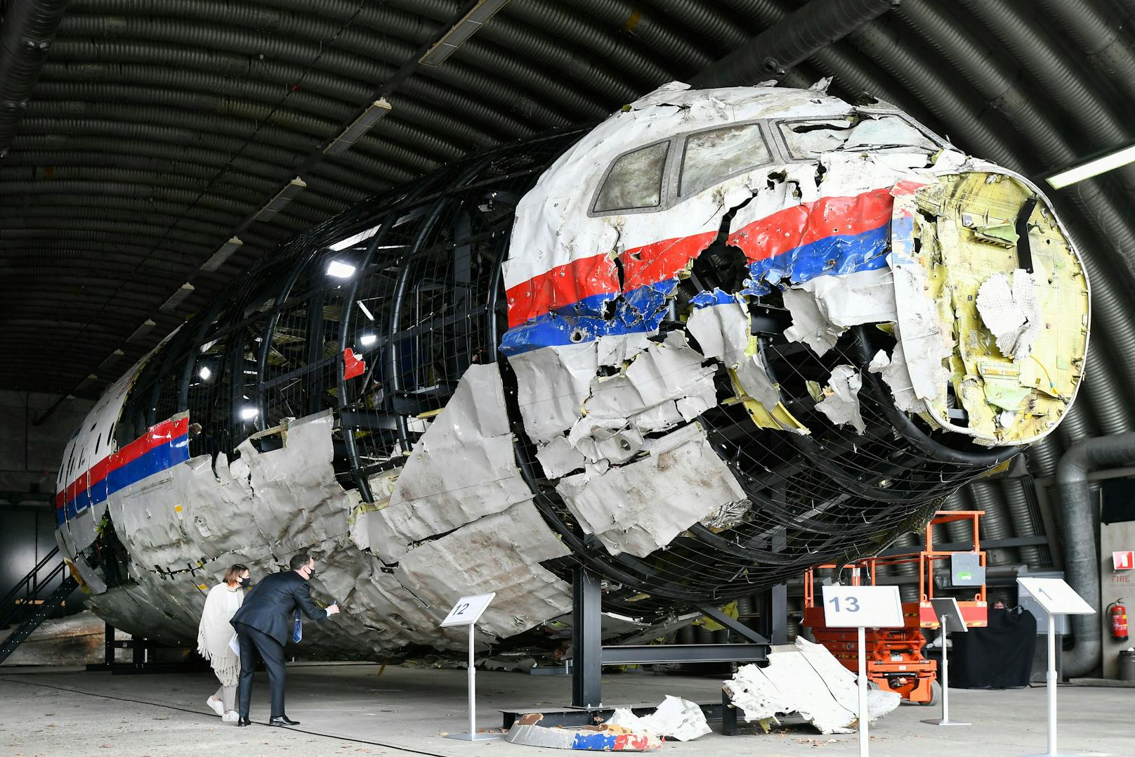 Das geborgene und wieder zusammengesetzte Wrack von Flug MH17 im  Hangar der Ermittler. Mai 2021, Niederlande. 