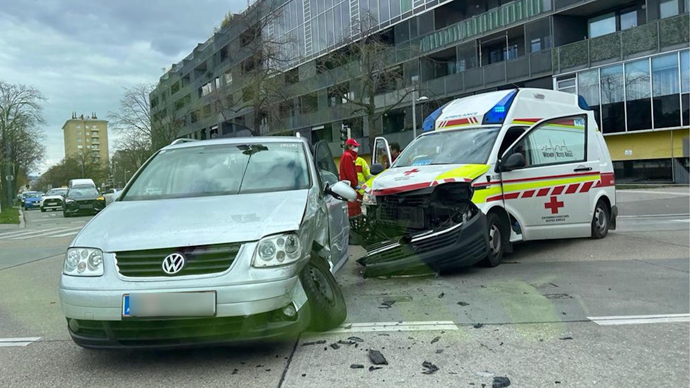 Bei einem Verkehrsunfall in Favoriten verletzten sich die beiden Fahrer.