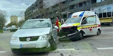 Crash in Favoriten – Rettungswagen kollidiert mit VW