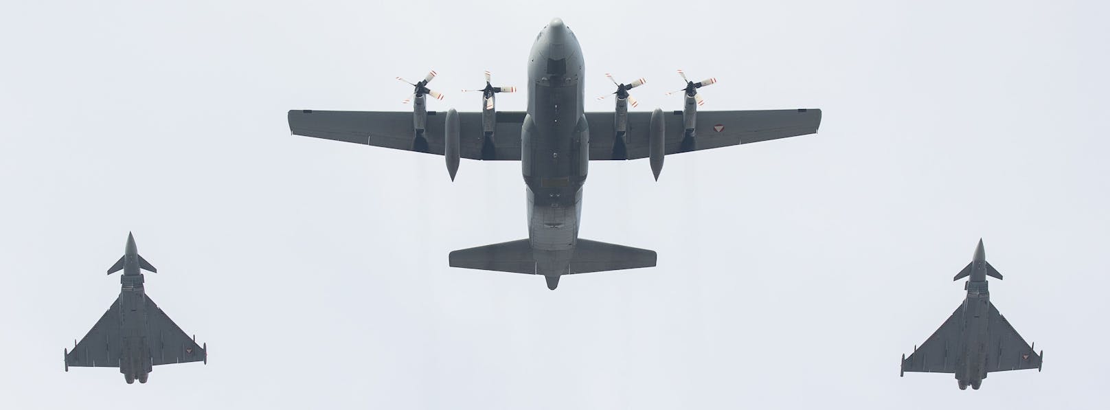 Zwei Eurofighter und eine Hercules-Transportmaschine überflogen in einer Formation den Heldenplatz am Dienstag, 26. Oktober 2021, im Rahmen des Nationalfeiertags in Wien.