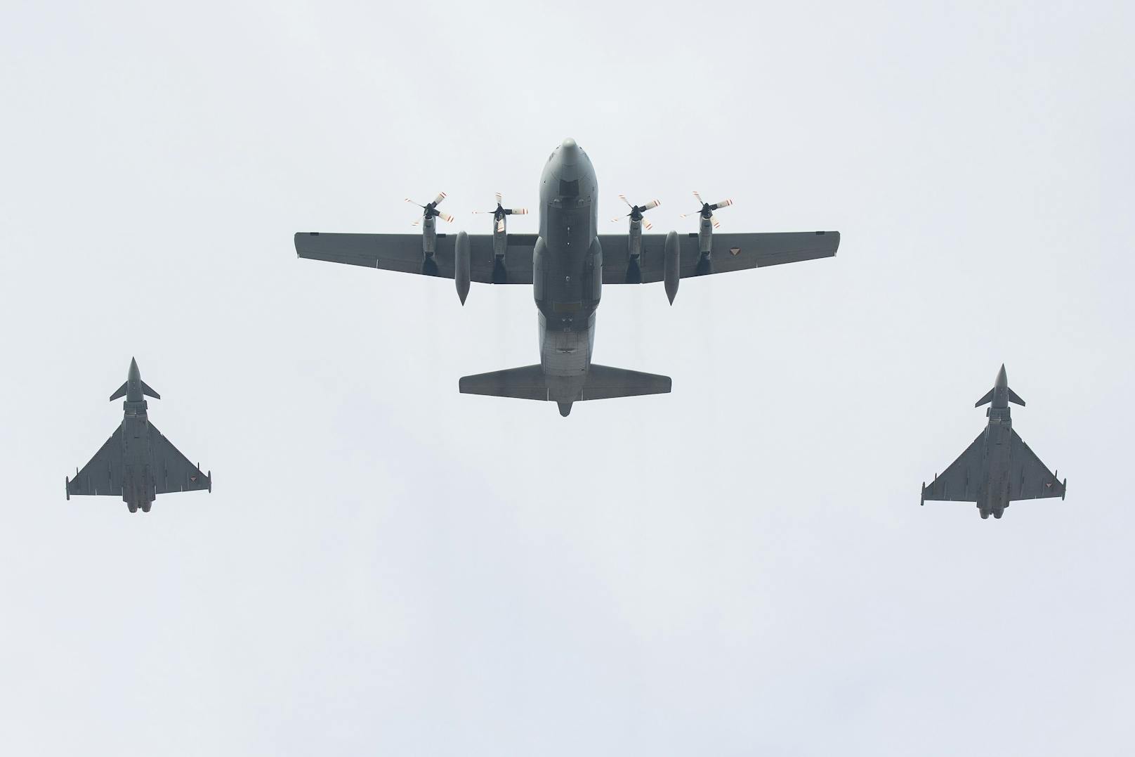 Auch in Sachen Nachbeschaffung der Transportmaschine C-130 "Hercules" (Mitte) hat Österreich bei 29 Nationen seine "Fühler ausgestreckt".