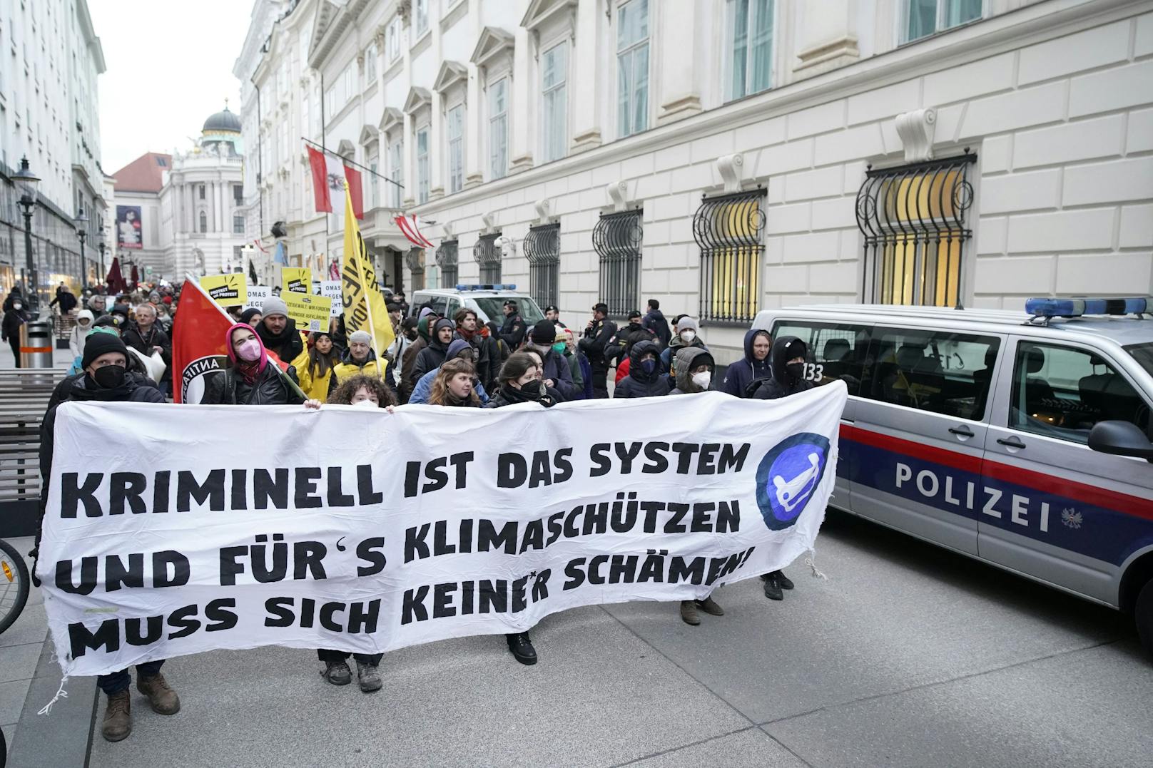 Nach dem teilweise hartem Vorgehen der Polizei bei der Gas Konferenz fand heute Abend eine Solidaritätsdemo statt.