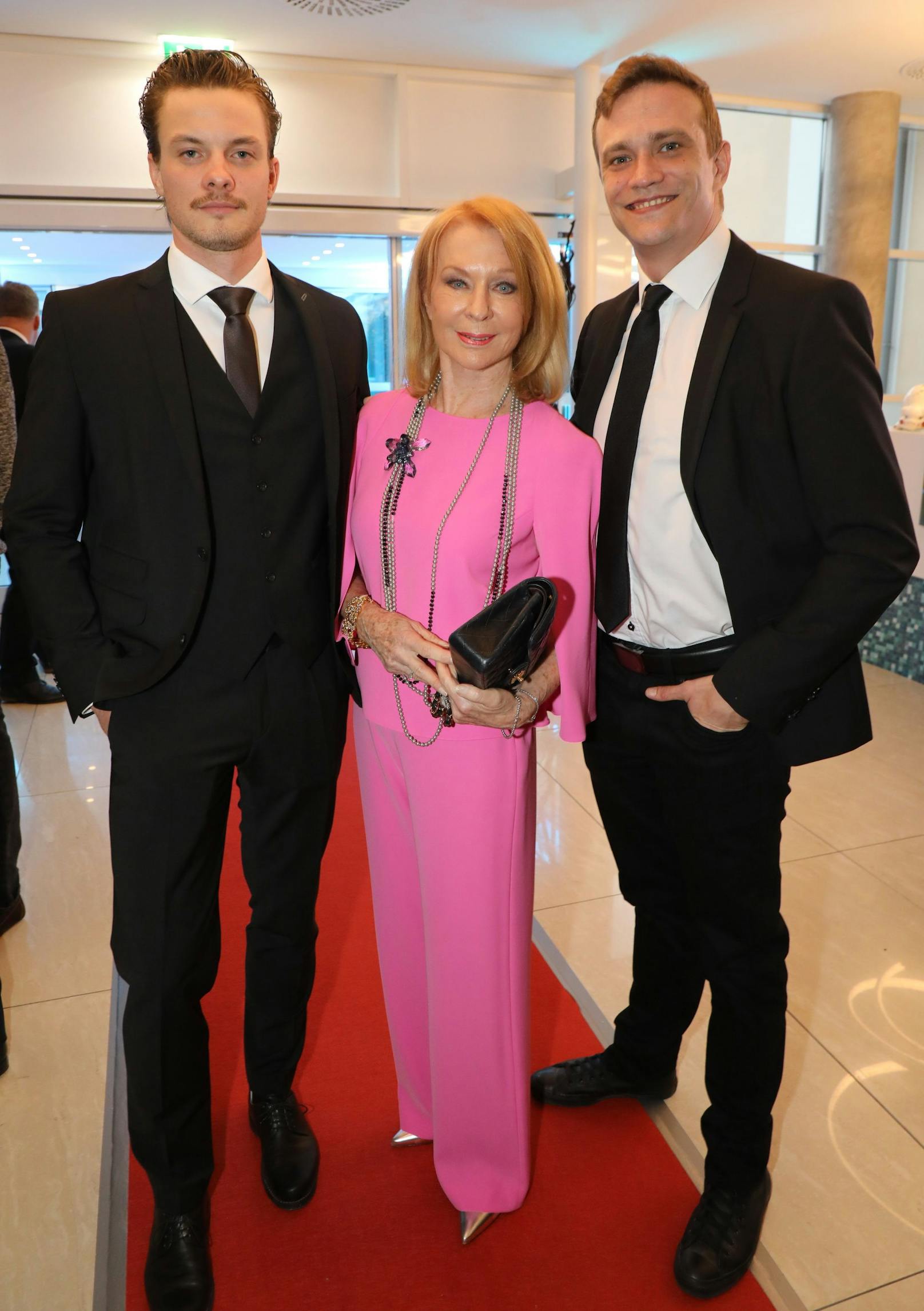 Die Schauspieler Julian Waldner und Michael Steinocher mit Gerda Rogers