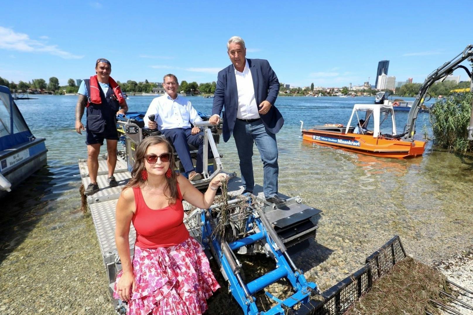 Stadträtin Ulli Sima, Bezirksvorsteher der Donaustadt Ernst Nevrivy (re.) und der Floridsdorfer Bezirkschef Georg Papai (alle SPÖ) testeten ein Mähboot.