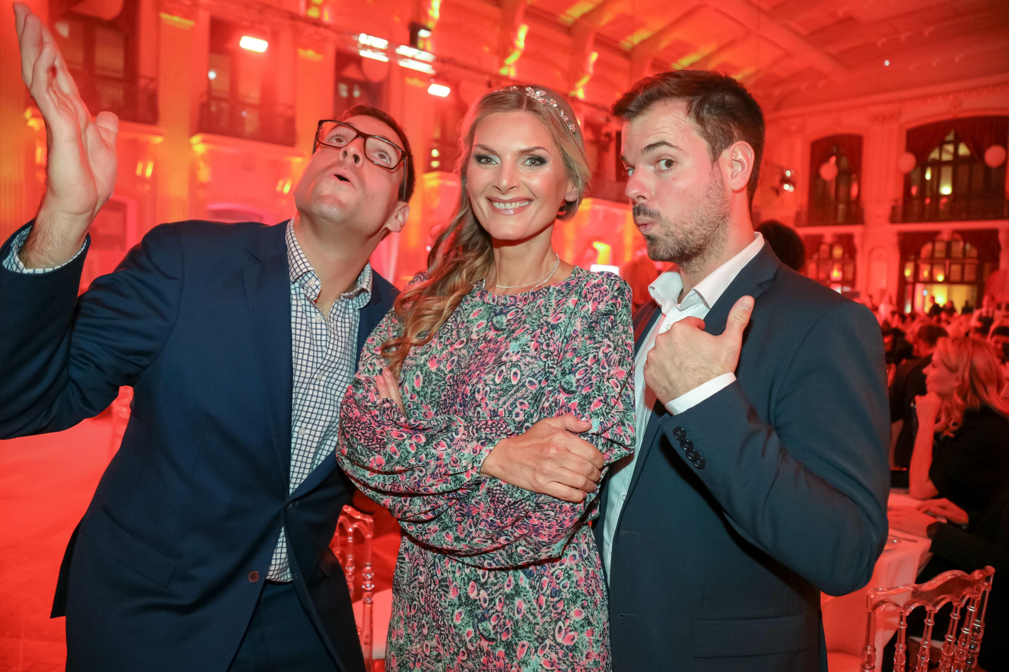 Moderatorin <strong>Martina Kaiser</strong> mit dem Comedy-Duo 