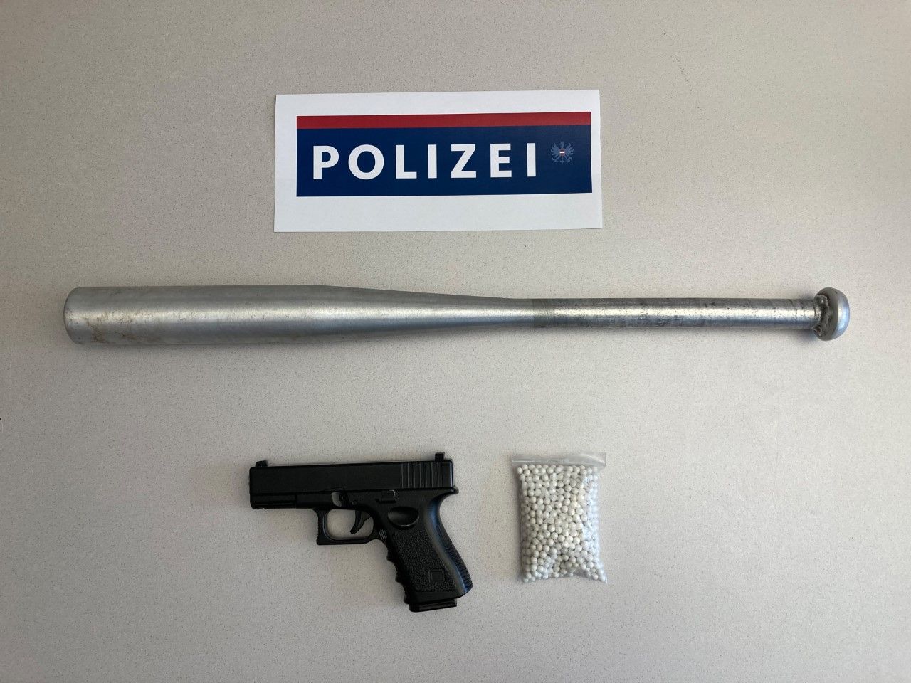 Die Beamten konnten die mutmaßlichen Tatwaffen sicherstellen.