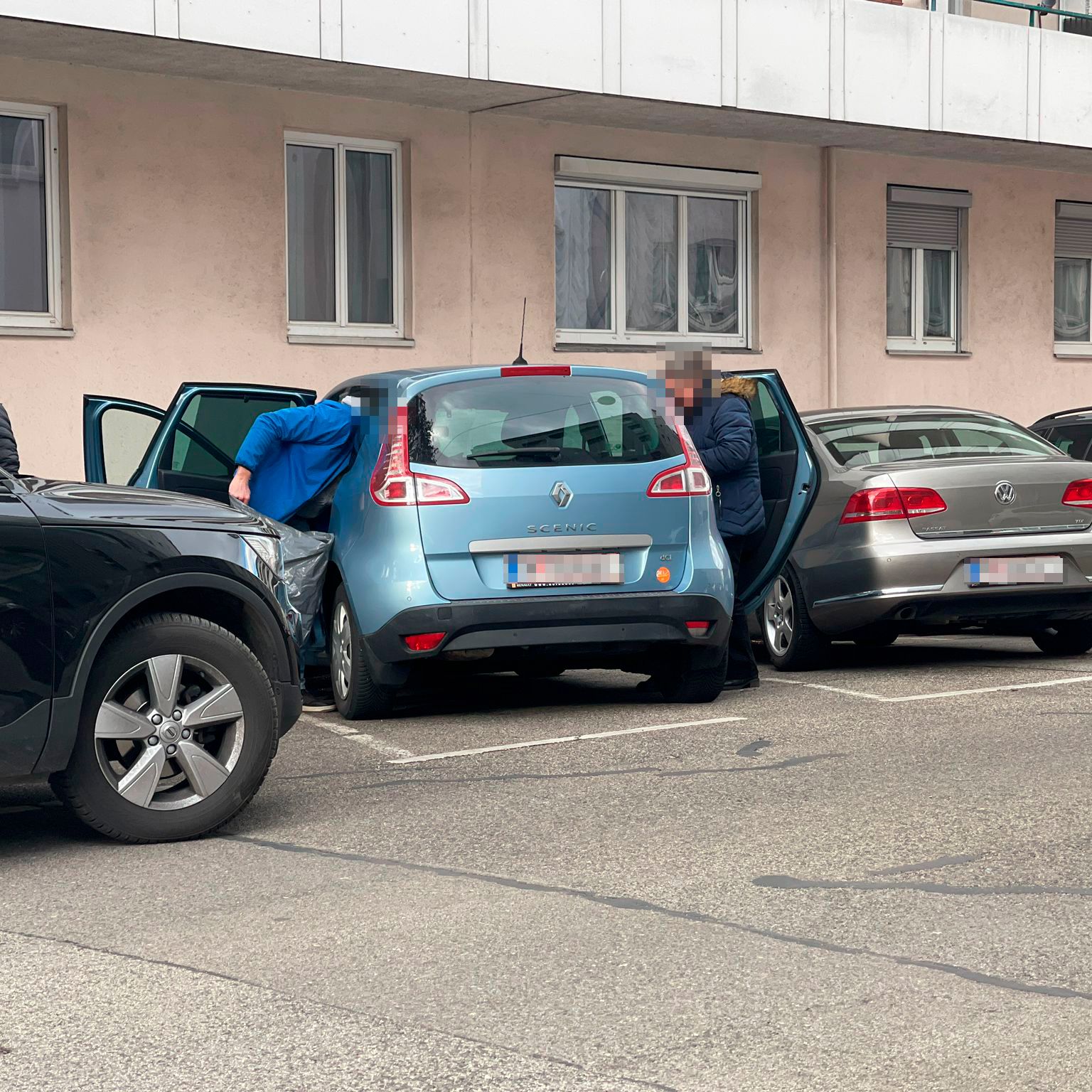 Spurensicherer der Kripo beim Sichern des Fluchtautos nach dem Rammbock-Überfall auf ein Modegeschäft in der Wiener City am 3. April 2023.