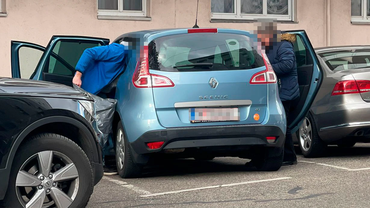 Spurensicherer der Kripo beim Sichern des Fluchtautos nach dem Rammbock-Überfall auf ein Modegeschäft in der Wiener City am 3. April 2023.