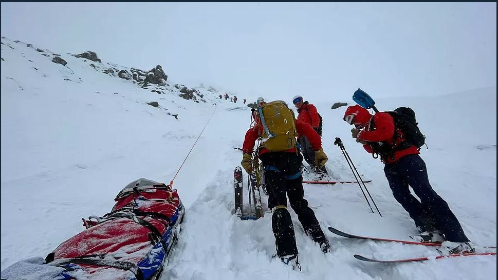 Mit einer Gebirgstrage wurde der 59-Jährige zu einem Zwischenlandeplatz gebracht. Dann flog ihn ein Hubschrauber ins Spital.