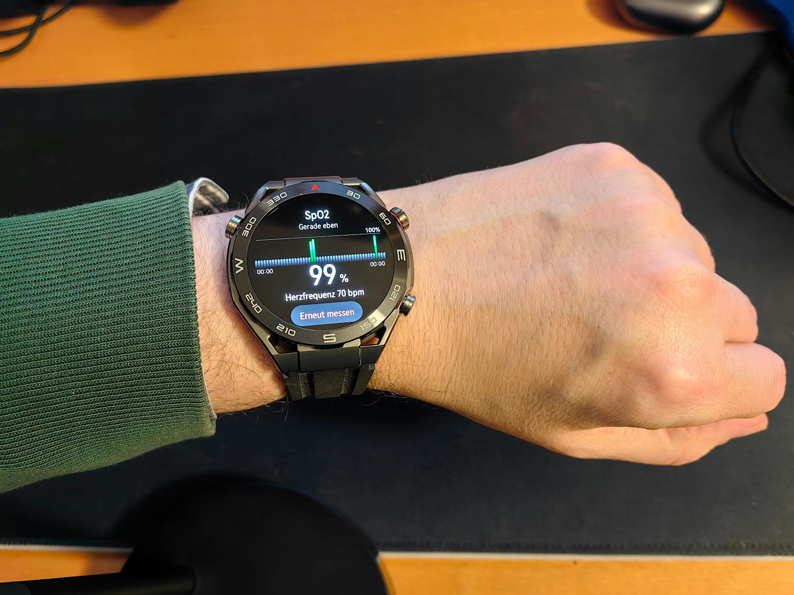... und Beschriftungen in 30er-Schritten – ein für Smartwatch-Verhältnisse mit 1,5 Zoll sehr großes Display. Sofort fällt auf, dass es eine neue Taste gibt: Neben der ...