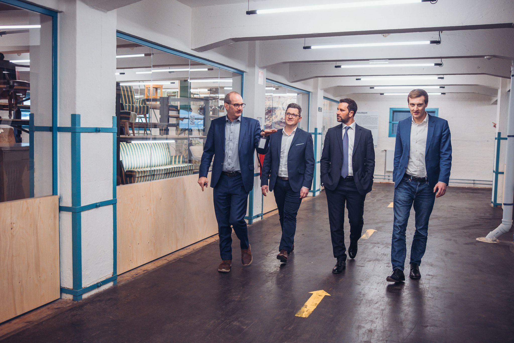 Die Landesparteivorsitzenden Michael Lindner (2.v.l.), Georg Dornauer (2.v.r.) und Sven Hergovich (1.v.r.).