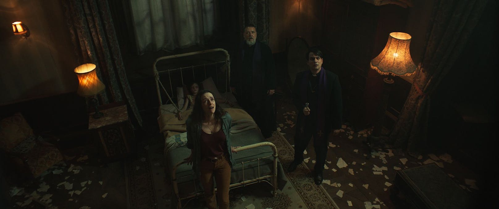 Henry (Peter DeSouza-Feighoney), Pater Gabriele Amorth (Russell Crowe), Pater Esquibel (Daniel Zovatto) und Julia (Alex Essoe) im Film "The Pope's Exorcist".