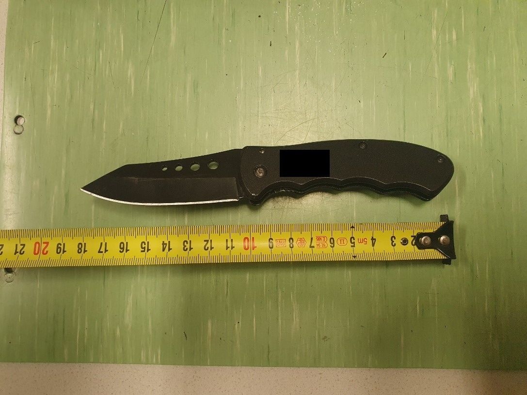 Mit diesem Klappmesser bedrohte der Mann die beiden Kontrahenten.