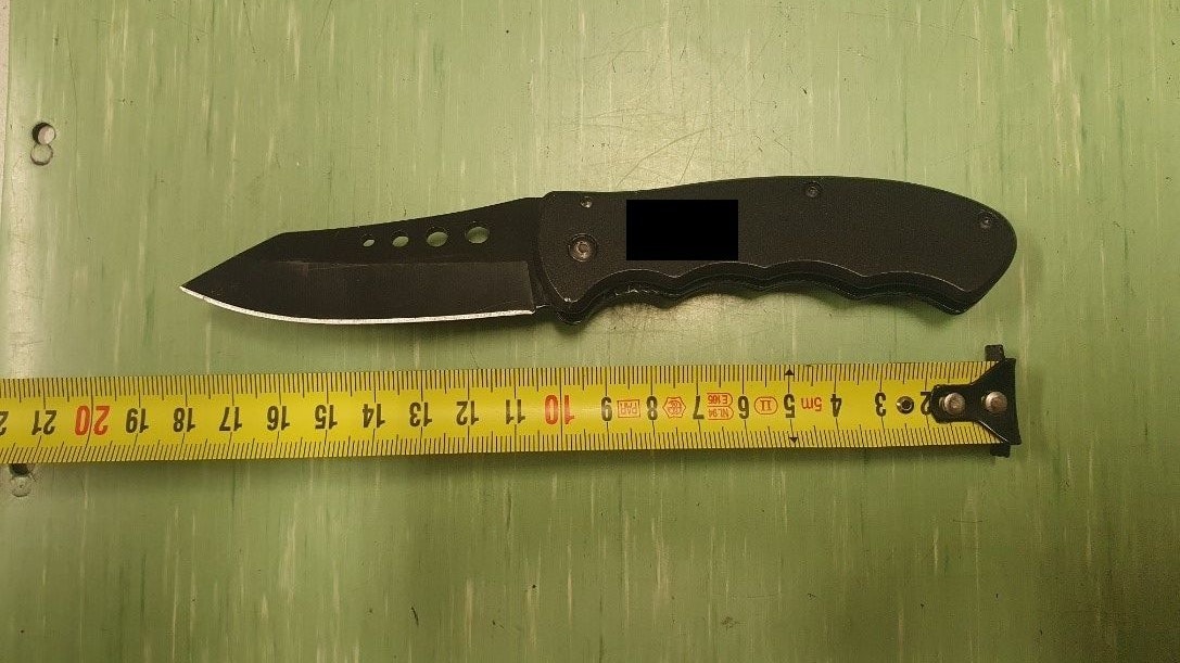 Mit diesem Klappmesser bedrohte der Mann die beiden Kontrahenten.