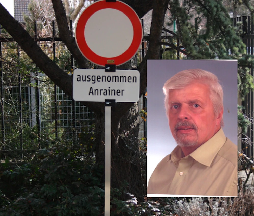 Herbert K. (82) kaufte extra ein Schild, um gegen die 