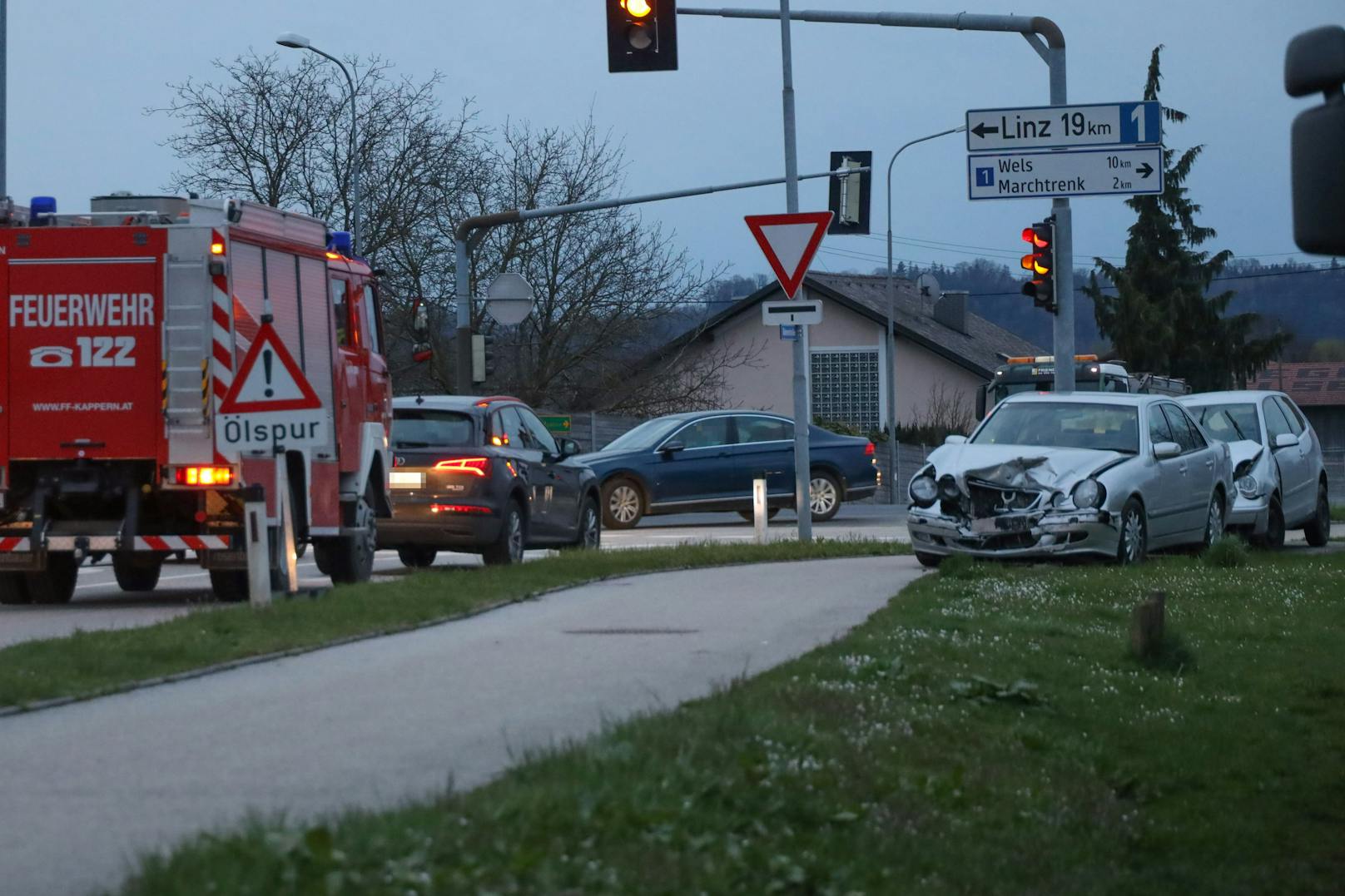 Ein gemeldeter Ölaustritt in Marchtrenk (Bezirk Wels-Land) stellte sich Dienstagfrüh als heftiger Kreuzungscrash zwischen zwei Autos auf der B1 Wiener Straße heraus.