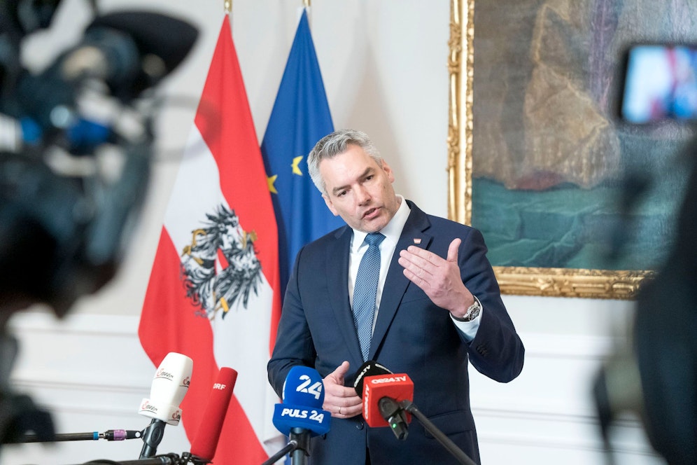 Bundeskanzler Karl Nehammer (ÖVP) denkt laut über eine Reform der Sozialhilfe nach. 