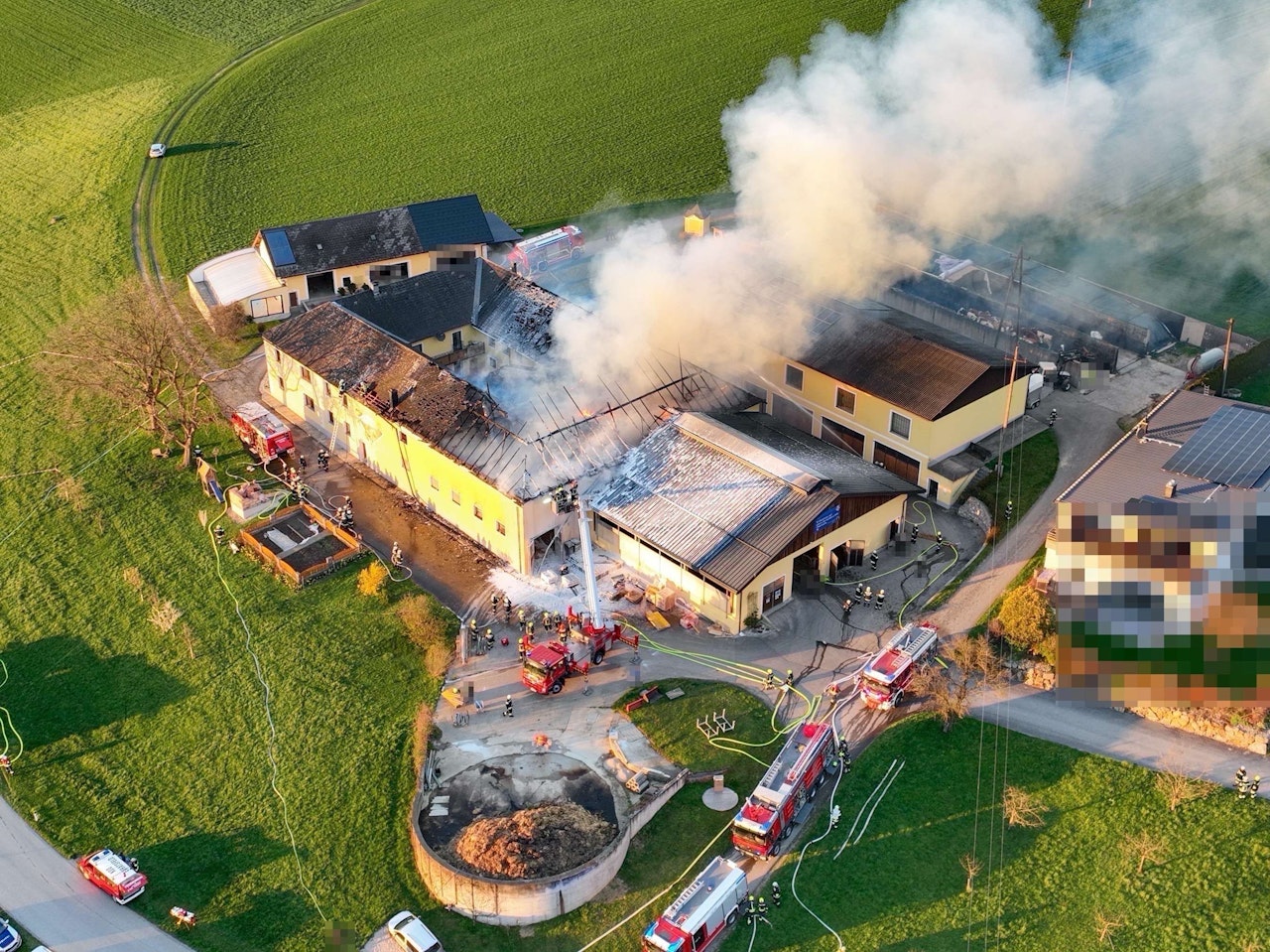 Heute.at - 150 Feuerwehrleute kämpfen gegen Großbrand in NÖ
