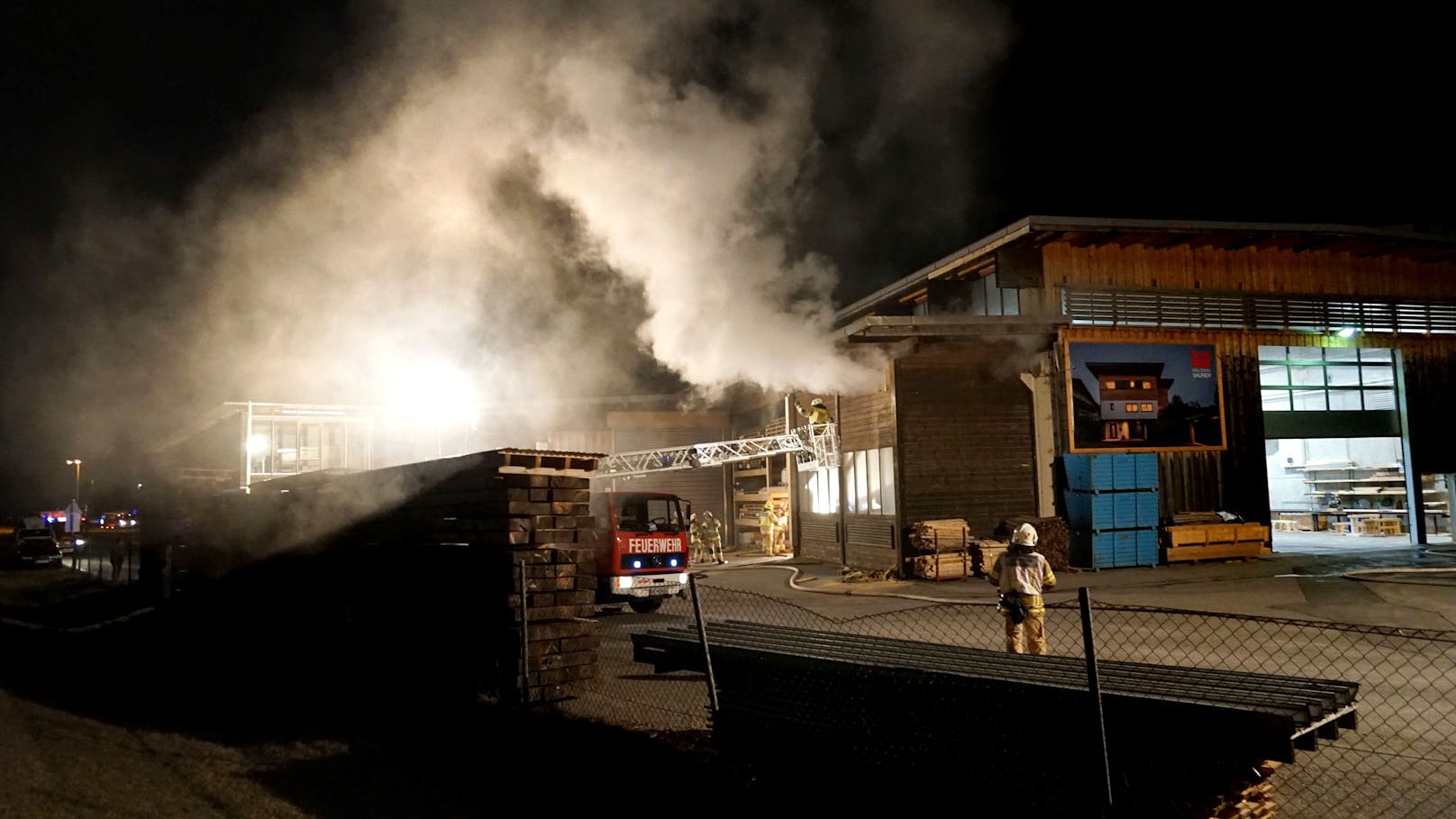 Durch den Brand entstand erheblicher Sachschaden in noch unbekannter Höhe, verletzt wurde niemand.