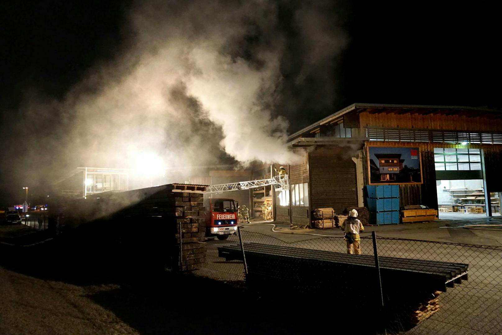 Angestellter bemerkt Feuerausbruch bei Kontrollgang