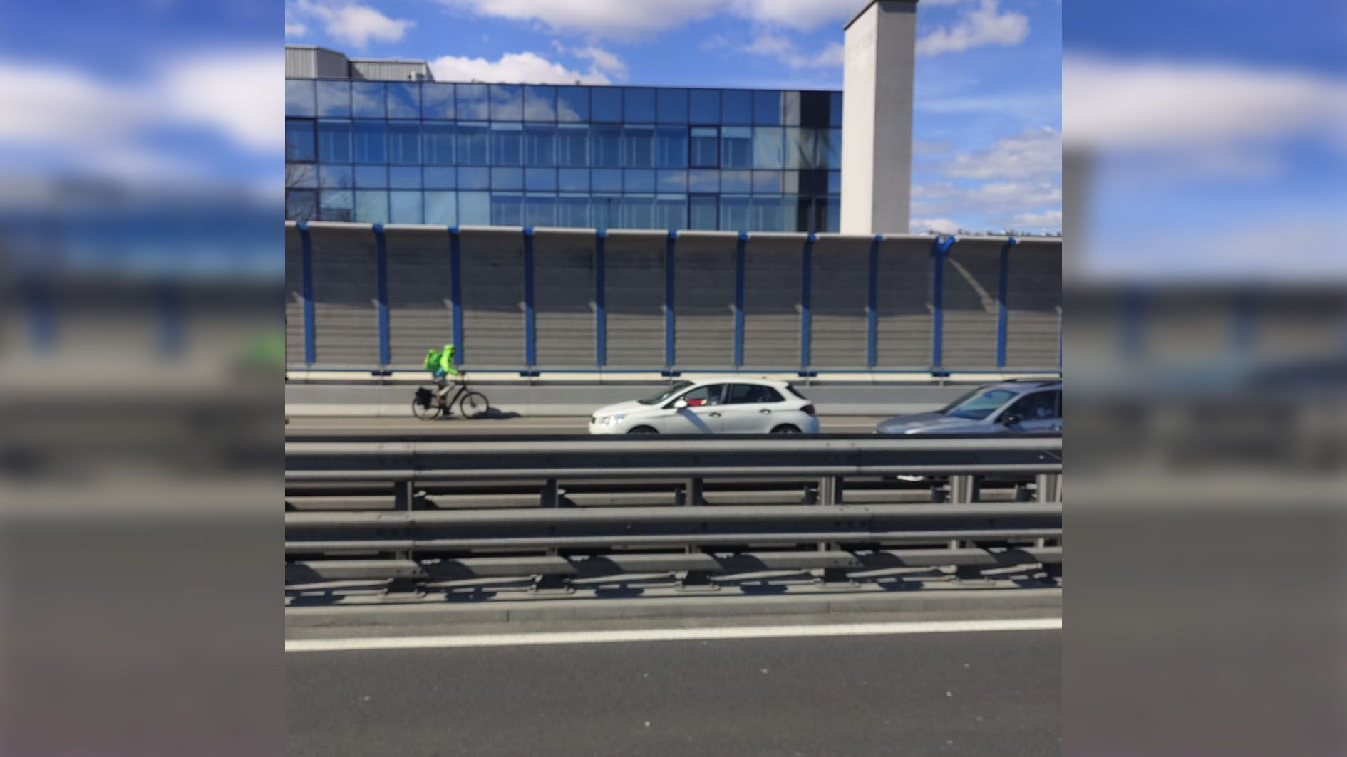 In Gegenrichtung fuhr der Lieferant die Tangente entlang. 