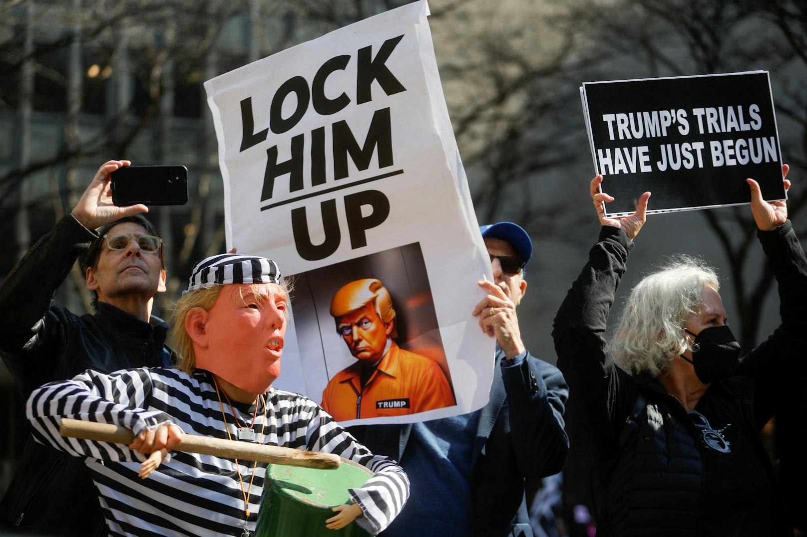 Proteste von Donald-Trump-Fans und -Gegnern vor dem New Yorker Gerichtsgebäude, wo dem früheren US-Präsidenten am 4. April 2023 die Anklageschrift im Fall um mutmaßliche Schweigegeldzahlungen und eine Affäre mit dem Pornostar Stormy Daniels verlesen wird.