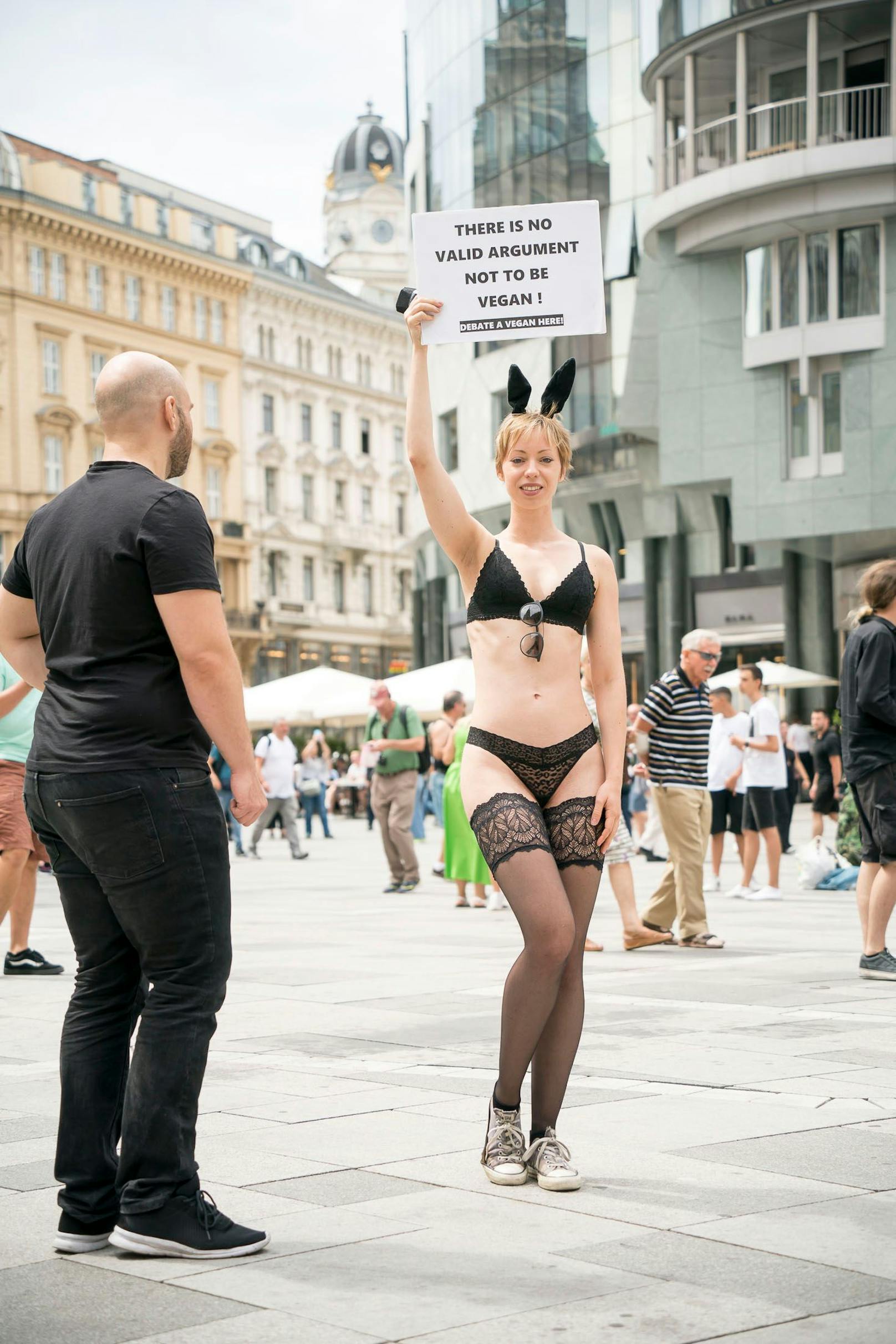 Nicht nur freizügig im Netz: Die "militante Veganerin" zeigte sich bereits 2022 bei einem Protest am Wiener Stephansplatz nur in Unterwäsche.