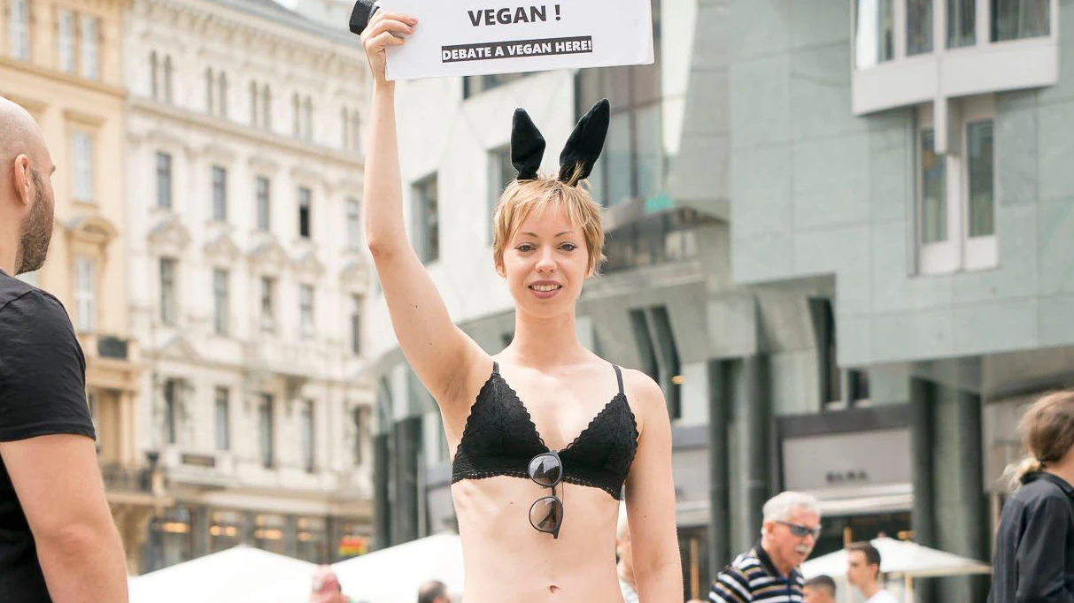 Heute.at - Militante Veganerin muss jetzt im TV büßen