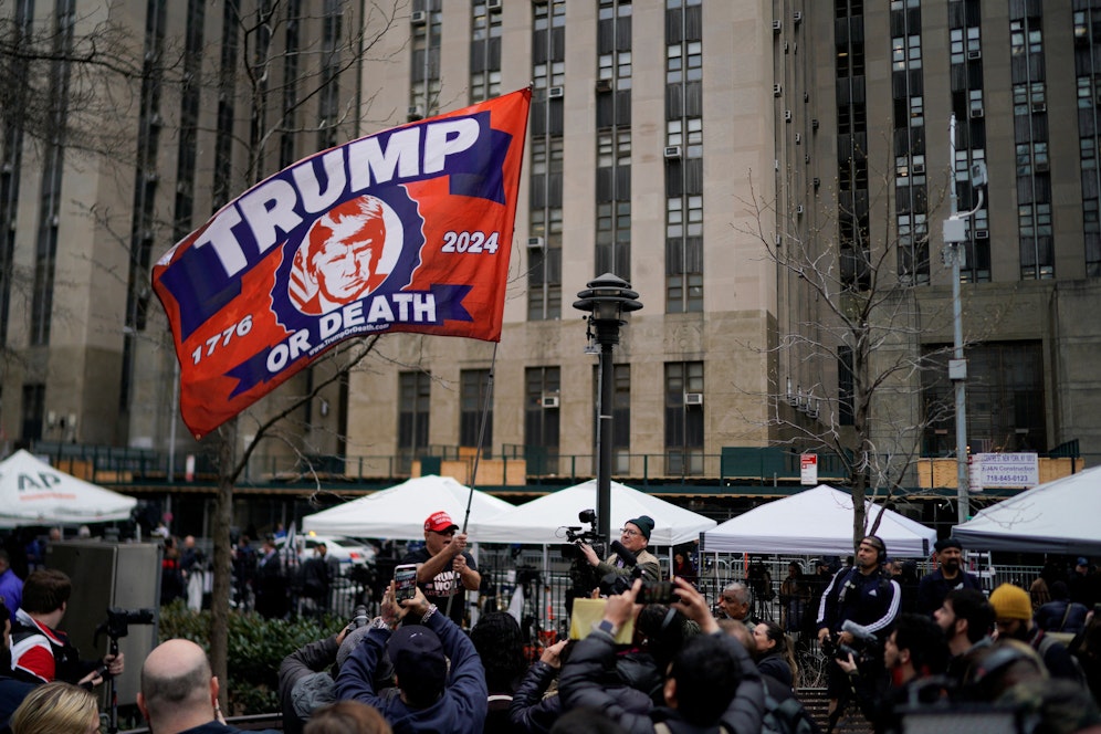 Proteste von Donald-Trump-Fans und -Gegnern vor dem New Yorker Gerichtsgebäude.