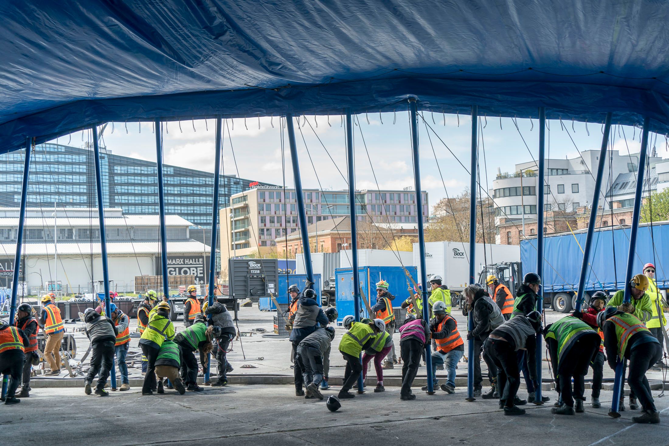 550 Aufhänger wurden benötigt, um das Grand Chapiteau auf dem 4.500 Quadratmeter großen Platz zu befestigen. Insgesamt reisten die 2.000 Tonnen Ausrüstung auf 65 Lastanhängern nach Wien.